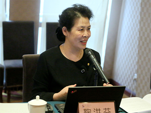 中国建设劳动学会会长鞠洪芬主持...